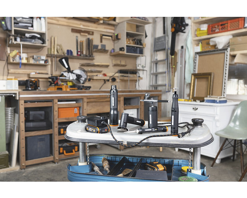 Werkstattszene mit Werkzeugkasten und verschiedenen Werkzeugen