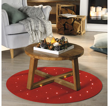 Dekoratives Wohnzimmer mit rundem Teppich, Holztisch und Kamin