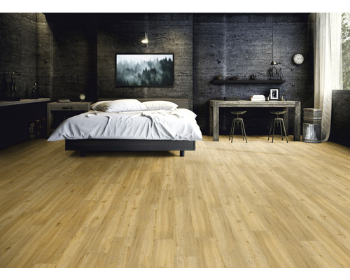 Schlafzimmer mit Bett, Schreibtisch und hellem Holzboden