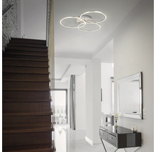 Eingangsbereich mit Treppe, Kommode, Spiegel und runder LED-Deckenleuchte.
