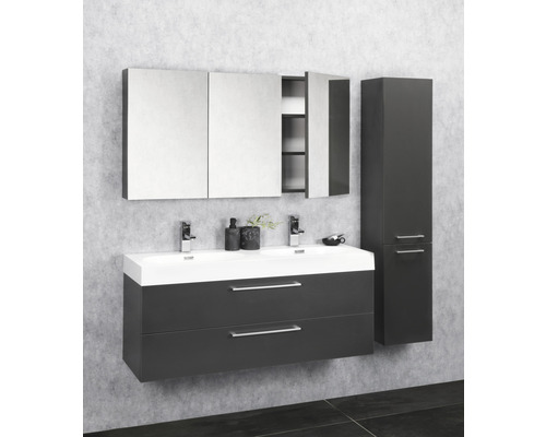 Badezimmer mit Doppelwaschtisch, Spiegelschrank und Hochschrank