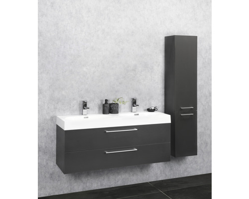 Modernes Badezimmer mit Waschbeckenunterschrank und Hochschrank