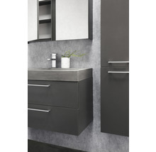 Modernes Badezimmer mit Waschtischunterschrank, Spiegelschrank und Hochschrank für ein ordentliches Ambiente