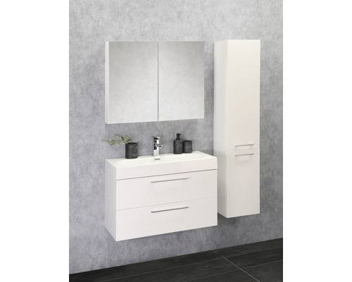 Modernes Badezimmer mit weißem Waschtischunterschrank, Spiegelschrank und Hochschrank.