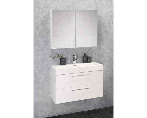 Badezimmer mit weißem Waschtischunterschrank, Aufsatzwaschbecken und Spiegelschrank