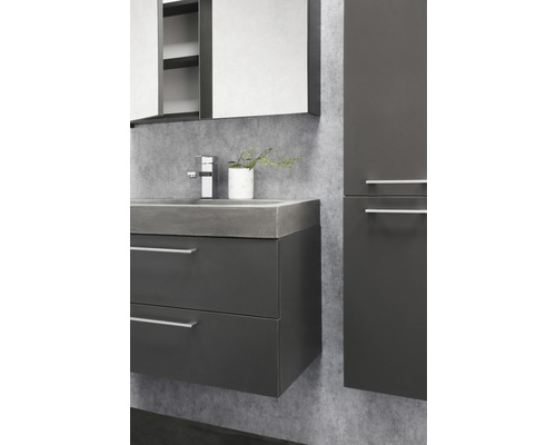 Badezimmer mit Waschtischunterschrank, Waschbecken, Spiegelschrank und Hochschrank