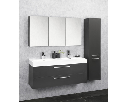 Badezimmer mit Doppelwaschtisch, Spiegelschrank und Hochschrank