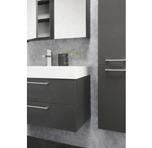Badezimmer mit Waschtischunterschrank, Spiegelschrank und Hochschrank