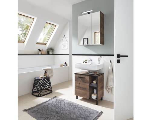 Helles Badezimmer mit Dachfenstern, Waschtisch, Spiegelschrank und grauem Teppich
