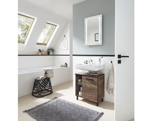 Badezimmer mit Waschbeckenunterschrank, Spiegel, Badewanne und Teppich