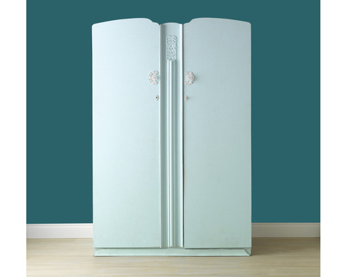 Kleiderschrank mit zwei Türen und dekorativen Griffen