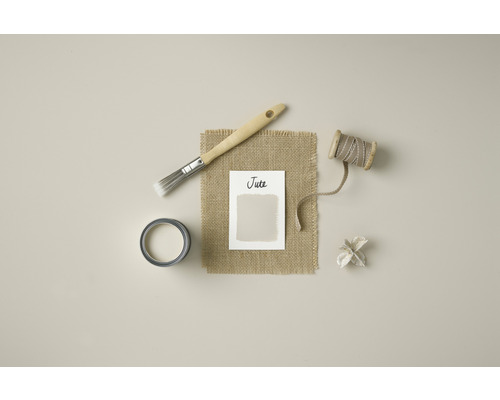 Farbszene mit Farbdose, Pinsel, Farbmuster, Jute Stoff und Garnrolle