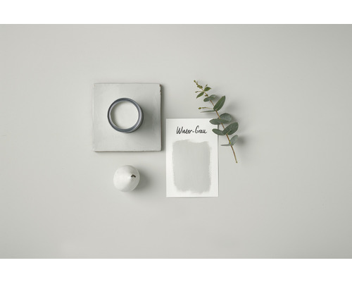 Farbpalette mit Farbbeispiel Wintergrau, Farbdose und Dekoration