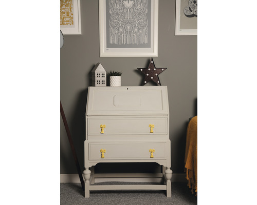 Antiker Sekretär mit Schubladen und dekorativen Elementen in einem stilvollen Interieur