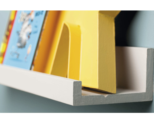 Wandregal mit Kinderbüchern und dekorativem Buchstaben