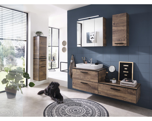 Modernes Badezimmer mit Waschbecken, Spiegel, Schränken und dekorativem Teppich