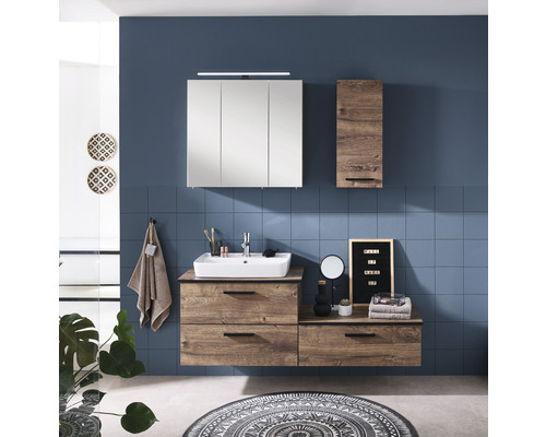 Modernes Badezimmer mit Waschtisch, Spiegelschrank und Hochschrank in Holzoptik vor blauer Wand