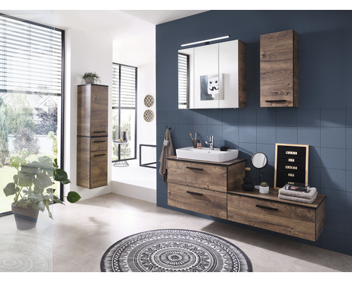 Modernes Badezimmer mit Holzmöbeln, Spiegelschrank und rundem Teppich