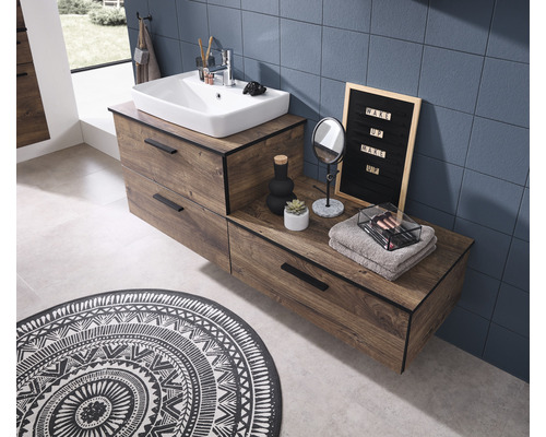 Badezimmer mit Waschbeckenunterschrank, Spiegel und rundem Teppich