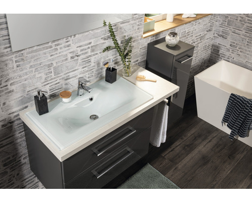 Badezimmer mit Waschtisch, Unterschrank und Handtuch