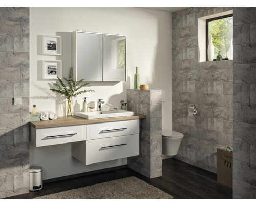 Helles Badezimmer mit Waschbeckenunterschrank, Spiegelschrank und Wandfliesen in Steinoptik