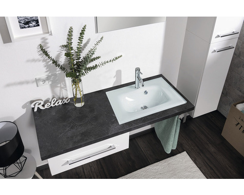 Modernes Badezimmer mit Waschtisch, Aufsatzwaschbecken, Armatur und Ablagefläche