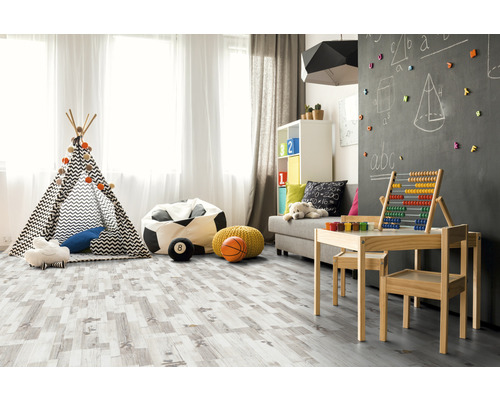 Kinderzimmer mit Spielzelt, Sitzsäcken, Tisch und Stuhl vor einer Tafelwand