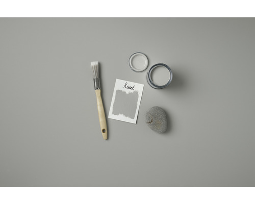 Farbfächer mit Farbanstrich, Pinsel, Farbdose und Stein