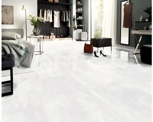 Helles Schlafzimmer mit glänzend weißen Bodenfliesen für ein modernes Ambiente.