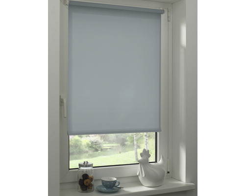 Blick auf ein Fenster mit einem Rollo für den Innenbereich