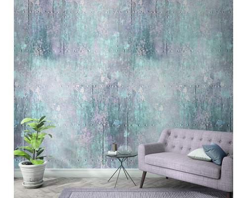 Wohnzimmer mit einer strukturierten Tapete in Metalloptik, einem Sofa und Zimmerpflanzen.