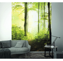 Wandbild mit Waldmotiv in einem Wohnzimmer.