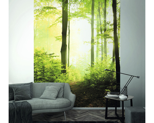 Wandbild mit Waldmotiv in einem Wohnzimmer.