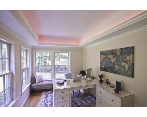 Büro mit Schreibtisch, Stuhl, Fenster und Weltkarte an der Wand