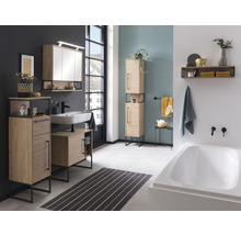 Badezimmer mit Waschtisch, Spiegelschrank, Hochschrank und Badewanne in hellem Holzdekor und schwarzem Metallgestell.