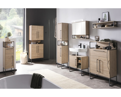 Modernes Badezimmer mit Waschtisch, Spiegelschrank und Hochschränken in Holzoptik