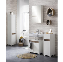 Badezimmer mit Waschbecken, Spiegelschrank und Badezimmermöbeln für Stauraum