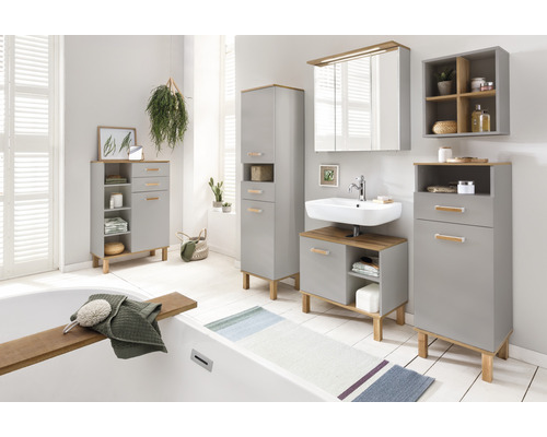 Helles Badezimmer mit grauen Badmöbeln, Waschtisch, Spiegelschrank und Hochschrank