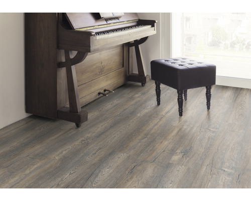 Innenraum mit Laminatboden, Klavier und Hocker