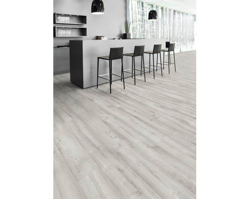 Helle Küche mit Holzboden und Barhockern