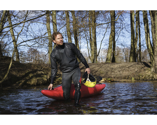 Mann mit Trockenanzug, Kajak und Helm im Wasser