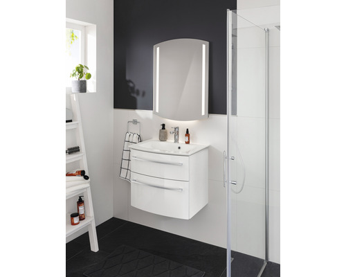 Modernes Badezimmer mit Waschbeckenunterschrank, beleuchtetem Spiegel und Dusche