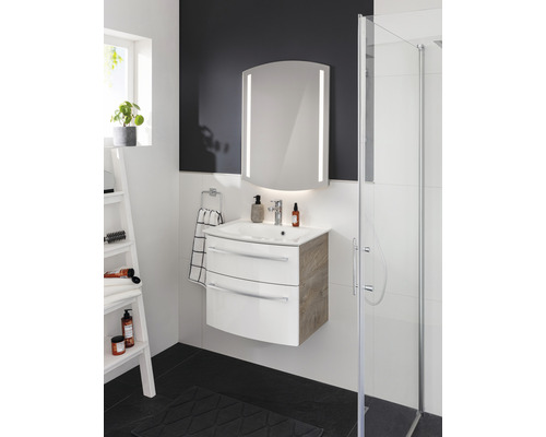 Modernes Badezimmer mit Waschtisch, Spiegel und Dusche