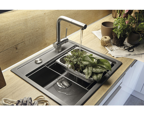 Küchenspüle mit Wasserhahn, Pflanzenschale und Pflanzen