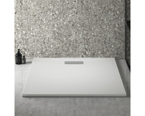 Rechteckige Duschwanne mit Ablauf in einem Badezimmer