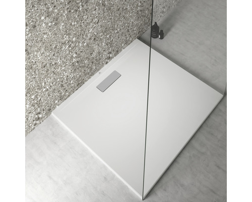 Quadratische Duschwanne im Badezimmer mit Duschabtrennung