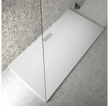 Ebenerdige Dusche mit Duschrinne und Duschwand