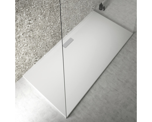 Ebenerdige Dusche mit Duschrinne und Duschwand