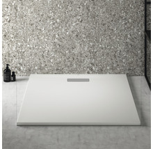 Flache Duschwanne mit quadratischer Form im Badezimmer
