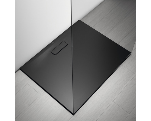 Ebenerdige Duschwanne aus Mineralguss im Badezimmer